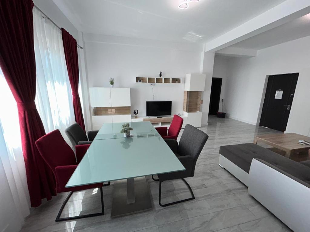 Cozy Aparthotel - Central City Сучеава Екстериор снимка